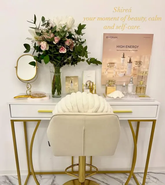 Stilvolle Beauty-Ecke im Studio mit Blumen und BYONIK Produkten