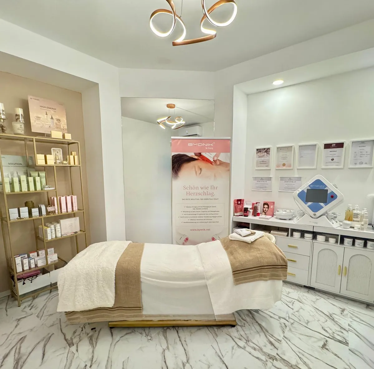Behandlungsraum von SHIREÁ Kosmetik München mit Liege und Pflegeprodukten